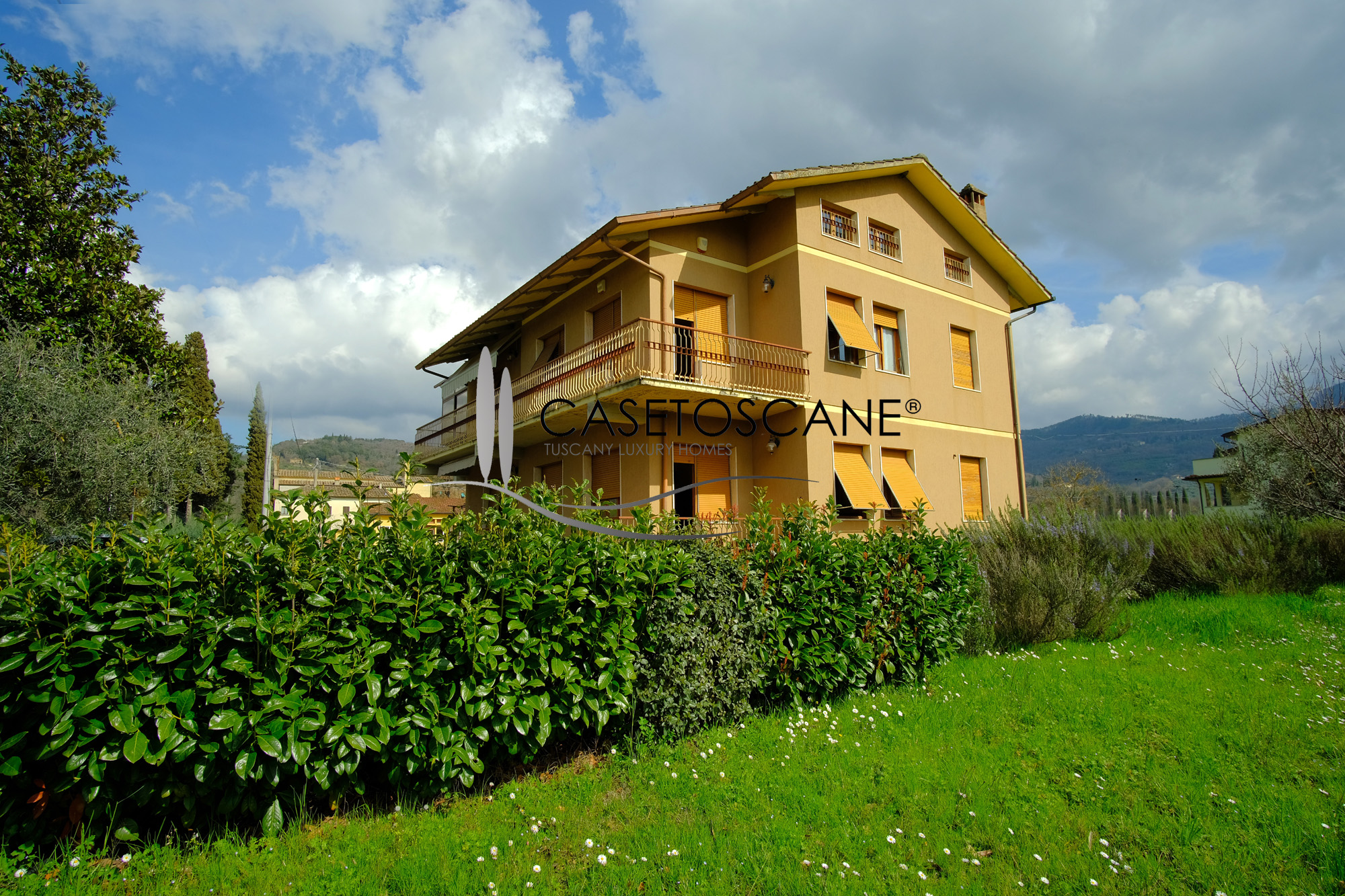 S257 - Arezzo, pressi città. Abitazione singola parzialmente da rivedere, con due appartamenti di mq.130/cad, ampi garage, giardino mq.1500.