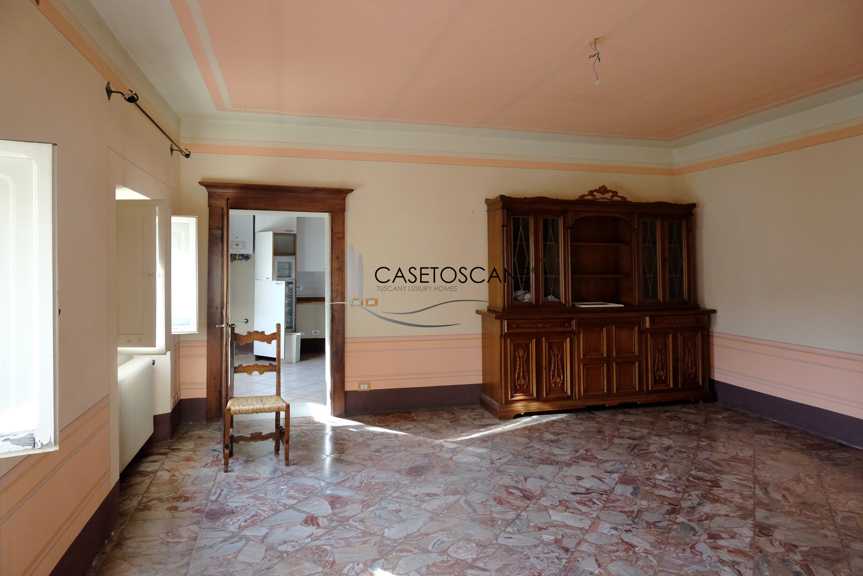 A756 - Appartamento di pregio di circa mq.130 in ottime condizioni, posto all'ultimo piano di un elegante edificio posto nel centro storico di Arezzo.