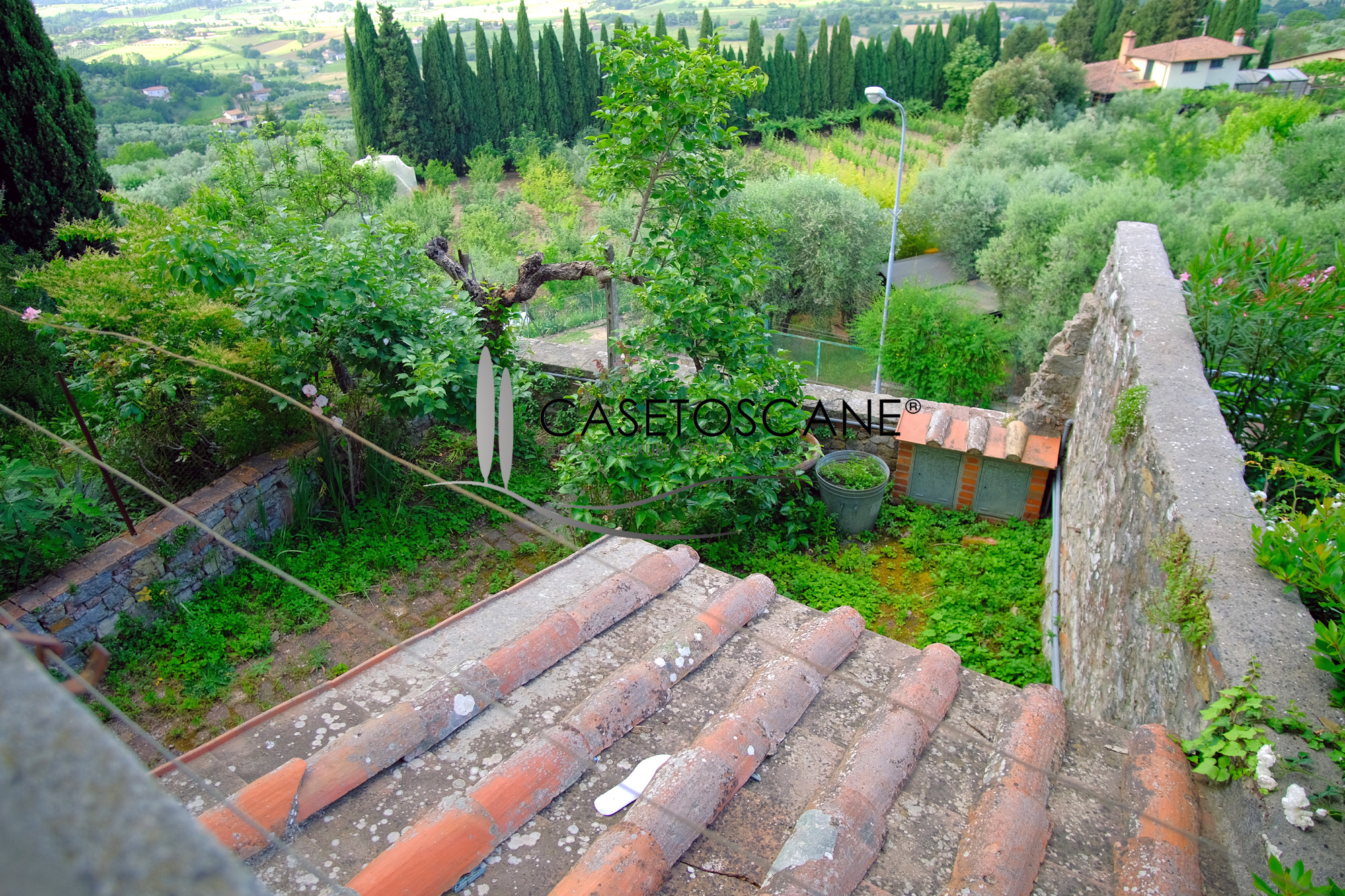 3190 - Terratetto panoramico nel centro storico di Lucignano (AR), con due appartamenti (uno ristrutturato), ampie cantine e bel giardino pensile.