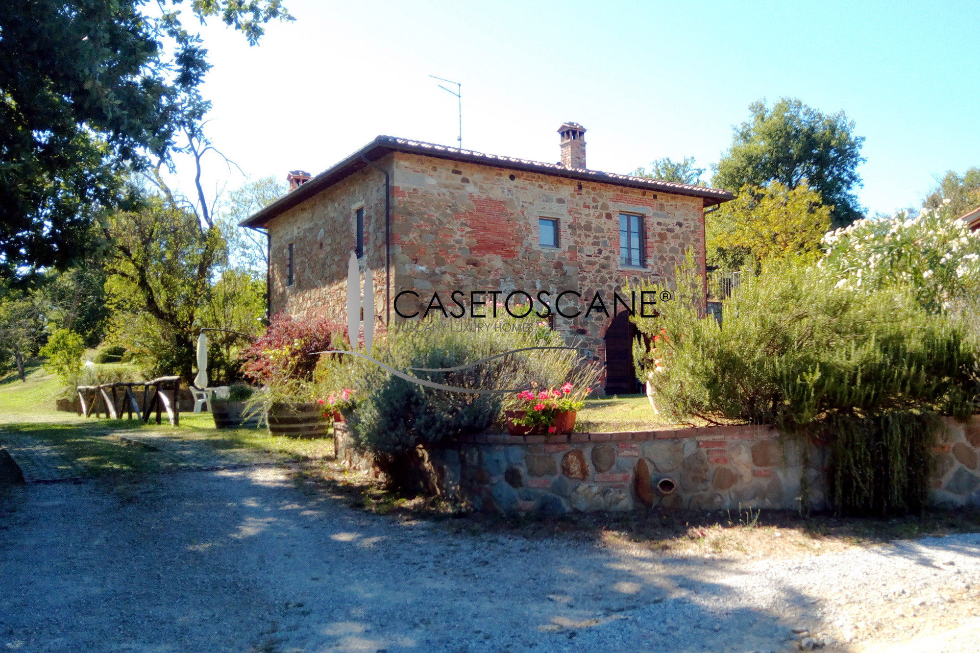 2305 - Casale in pietra di mq.220 circa con 4 bilocali anche unibili in unica abitazione, con circa ha.1 di terreno e piscina a Lucignano (AR).