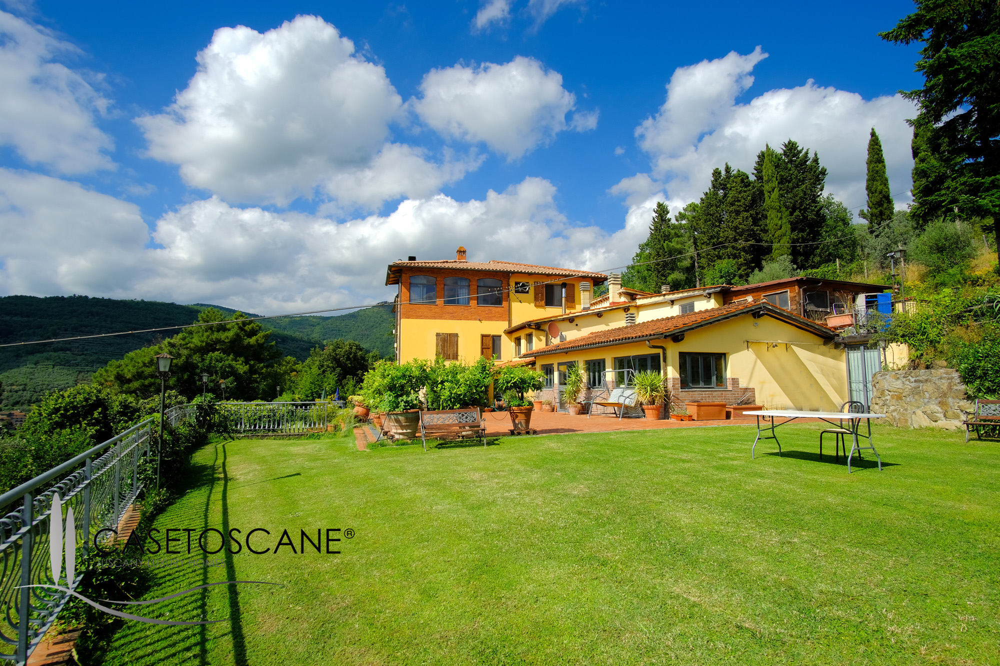 3195 - Agriturismo e azienda agricola nelle colline del Chianti aretino, con casale con 6 appartamenti, piscina e terreno ha.12 con vigneto e 5.000 olivi.