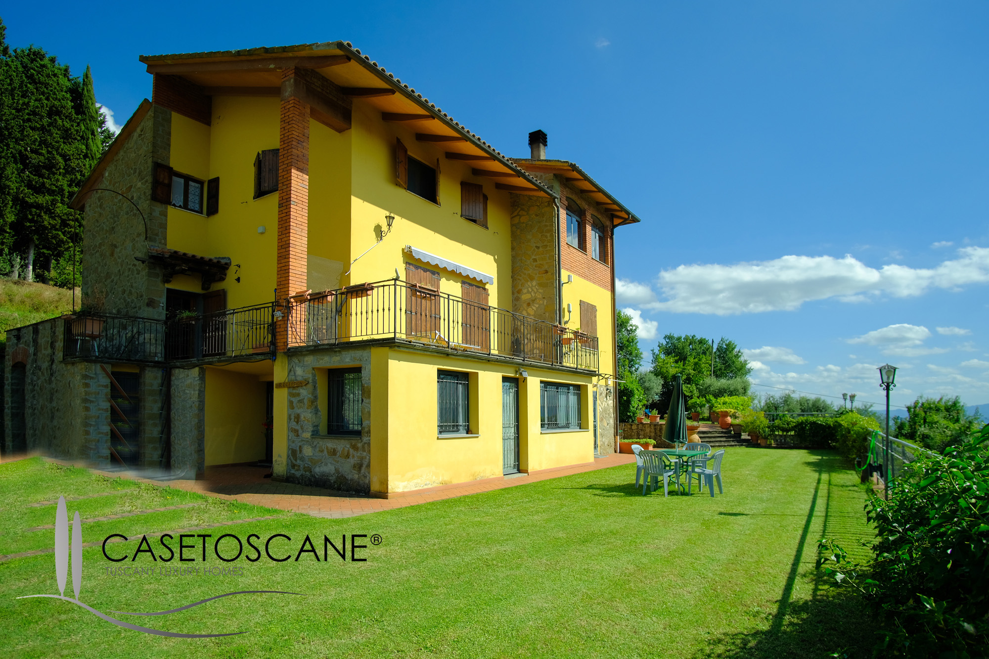 3195 - Agriturismo e azienda agricola nelle colline del Chianti aretino, con casale con 6 appartamenti, piscina e terreno ha.12 con vigneto e 5.000 olivi.