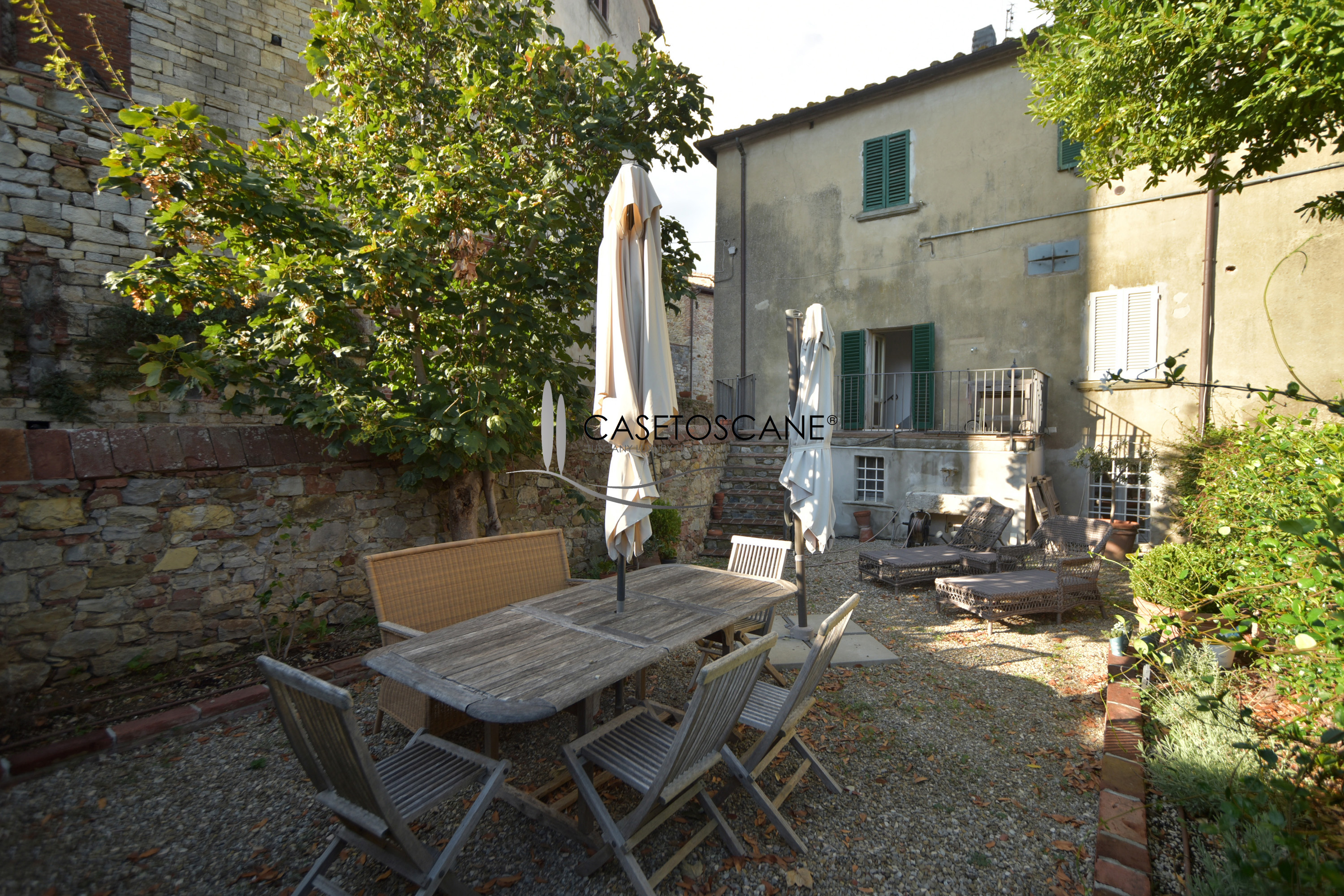 3168 - Bellissimo terratetto di circa mq.120, ristrutturato, con giardino esclusivo di circa mq.80, nel centro storico di Lucignano (AR).