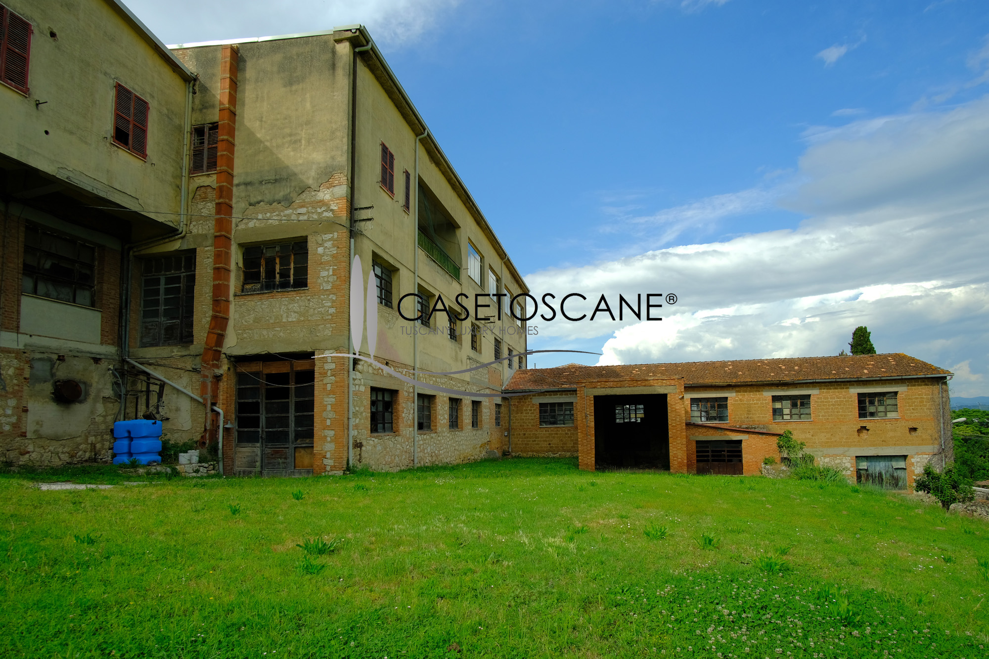 3188 - Ex laboratorio di mq.2800 riconvertibile in abitazioni, struttura ricettiva, sanitaria, ecc... con ampio terreno a due passi dal centro storico di Torrita di Siena (SI).