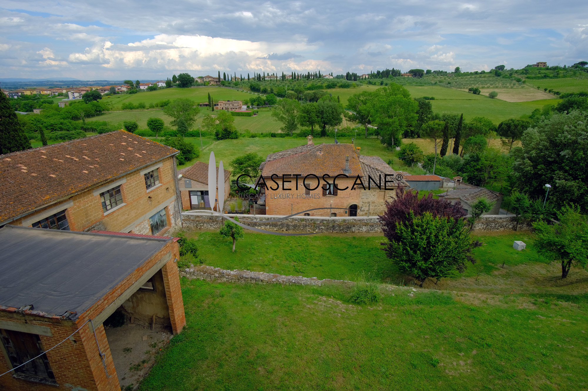 3188 - Ex laboratorio di mq.2800 riconvertibile in abitazioni, struttura ricettiva, sanitaria, ecc... con ampio terreno a due passi dal centro storico di Torrita di Siena (SI).