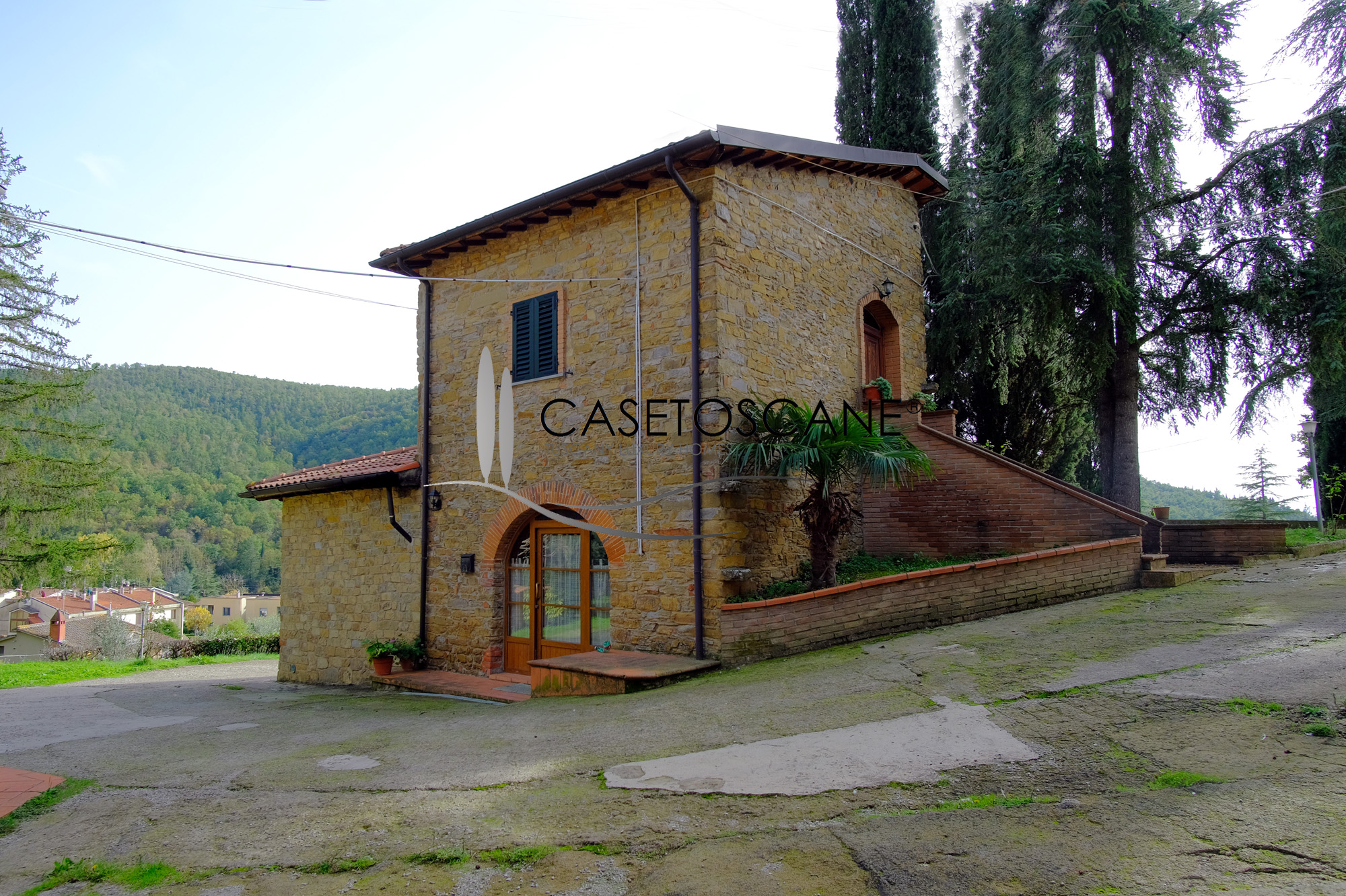 S258 - Ottima proprietà in posizione collinare composta da abitazione singola, altra porzione di casale, annessi e terreno mq.8000, a soli 10' da Arezzo.