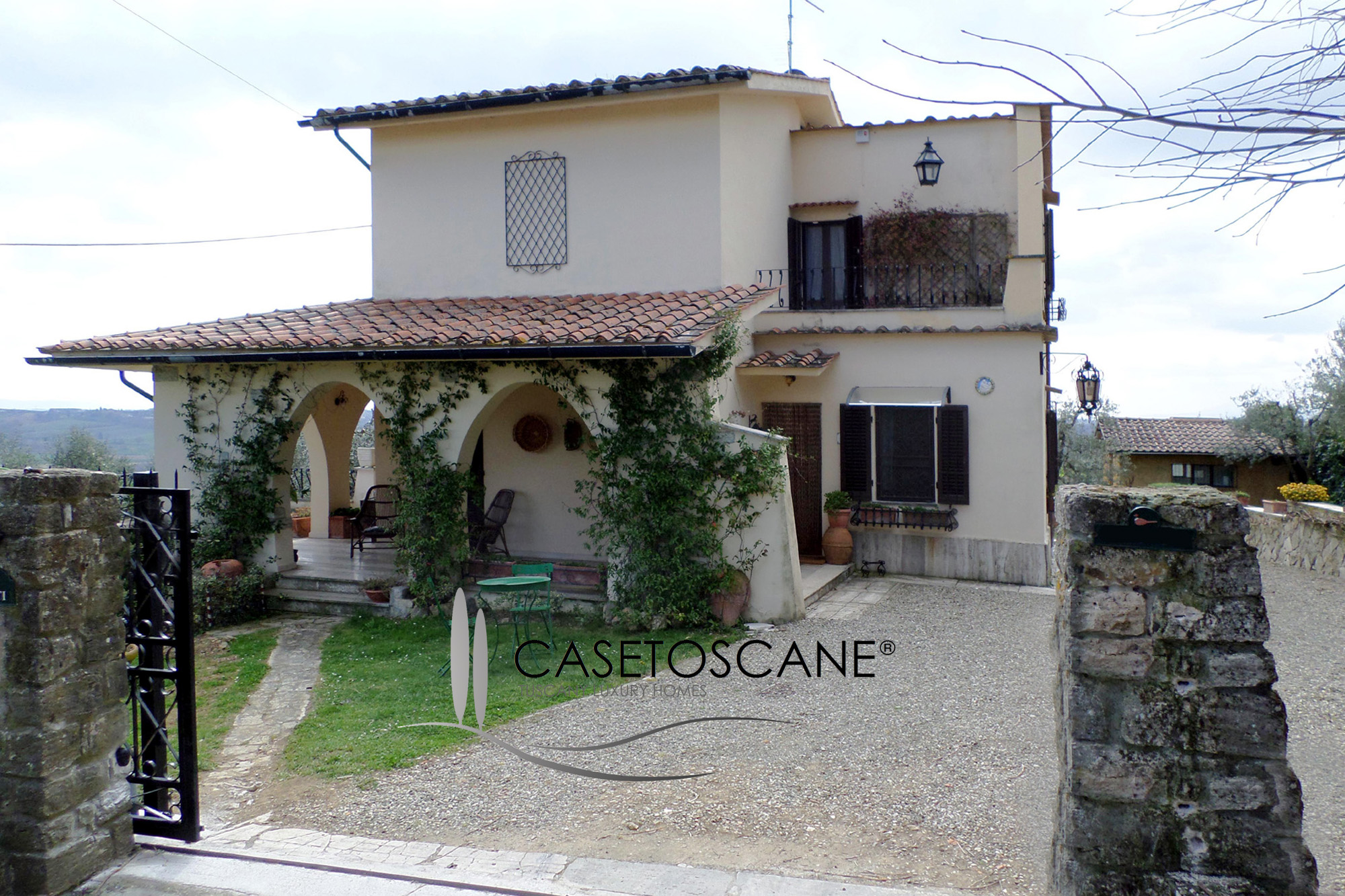 635 - Villa signorile di mq.170 circa con giardino di mq.1000 con annesso in posizione panoramica a Lucignano (AR).