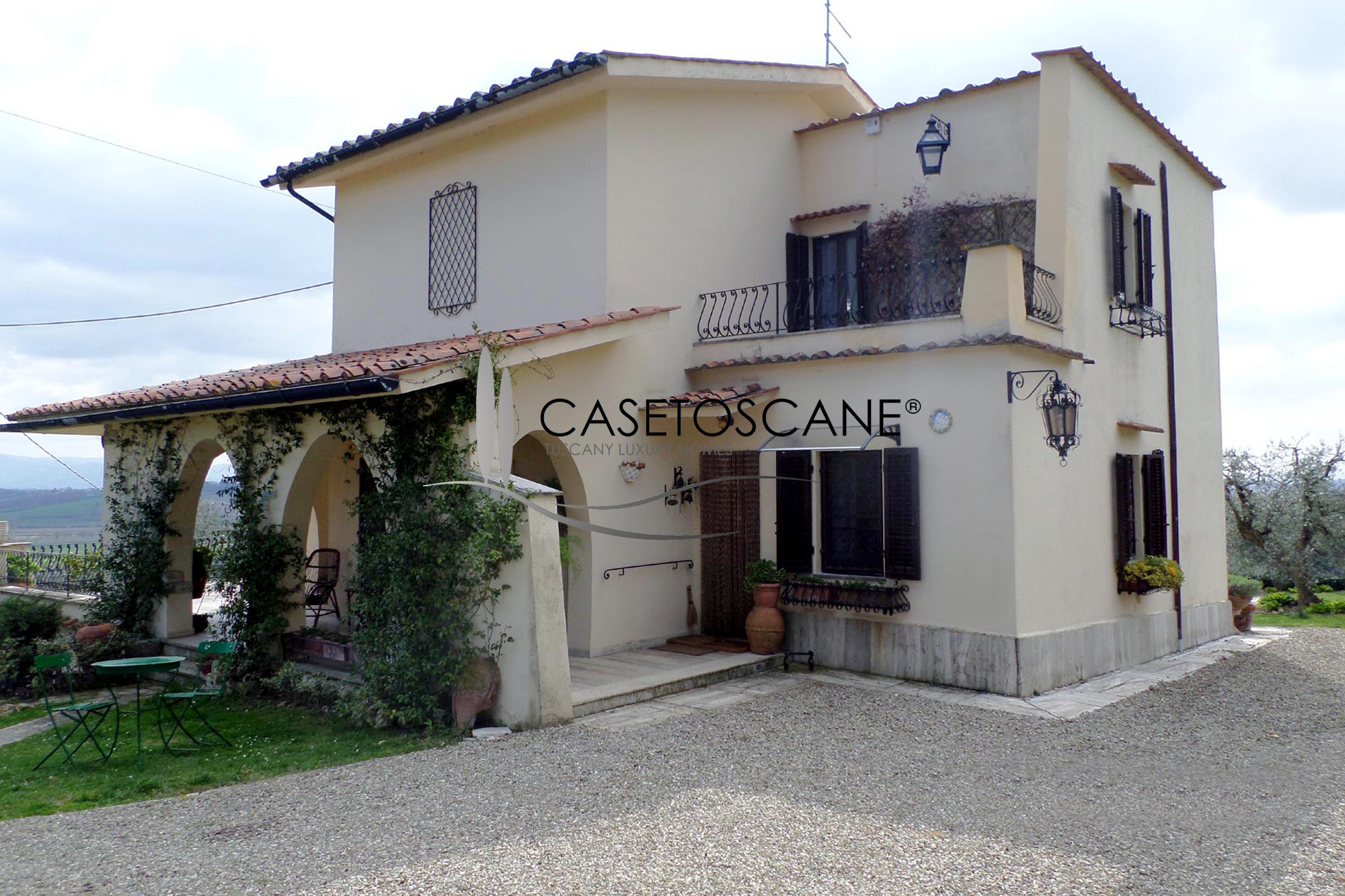 635 - Villa signorile di mq.170 circa con giardino di mq.1000 con annesso in posizione panoramica a Lucignano (AR).