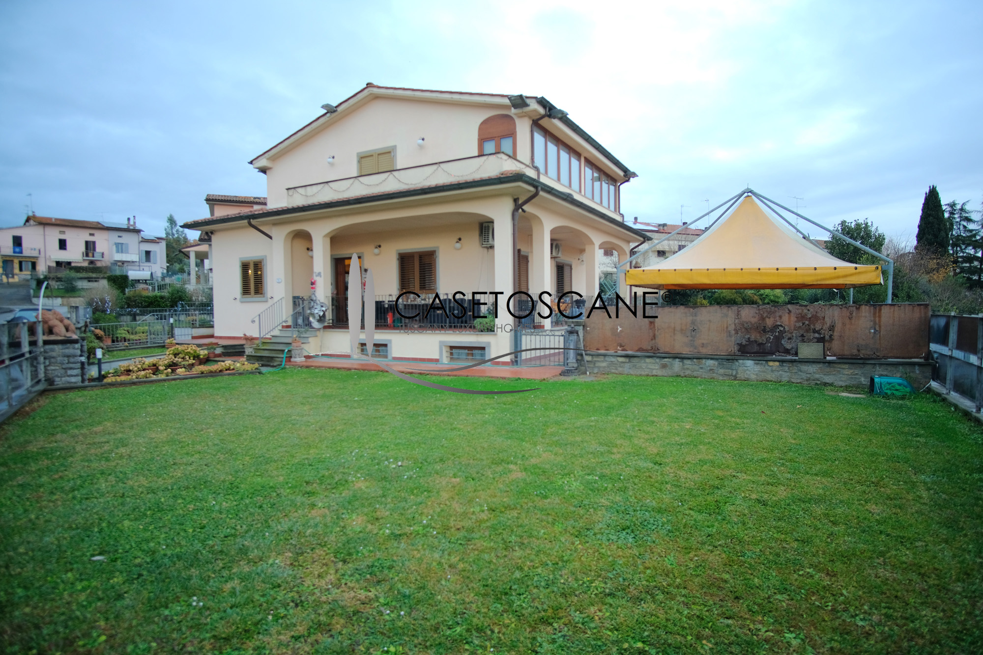 S259 - Villa signorile di recente costruzione di mq.300 con giardino di mq.800 e piscina nella periferia di Arezzo.