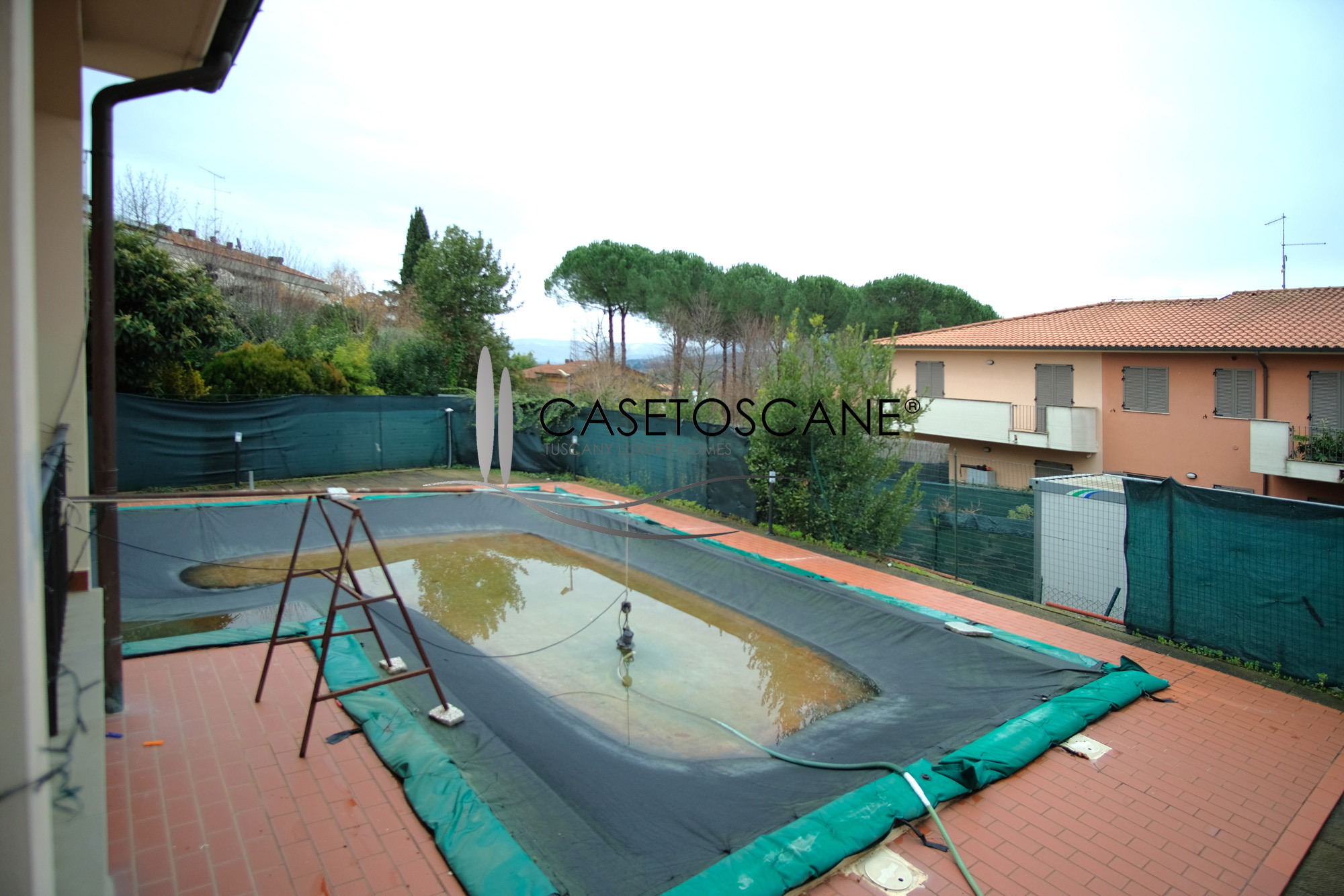 S259 - Villa signorile di recente costruzione di mq.300 con giardino di mq.800 e piscina nella periferia di Arezzo.