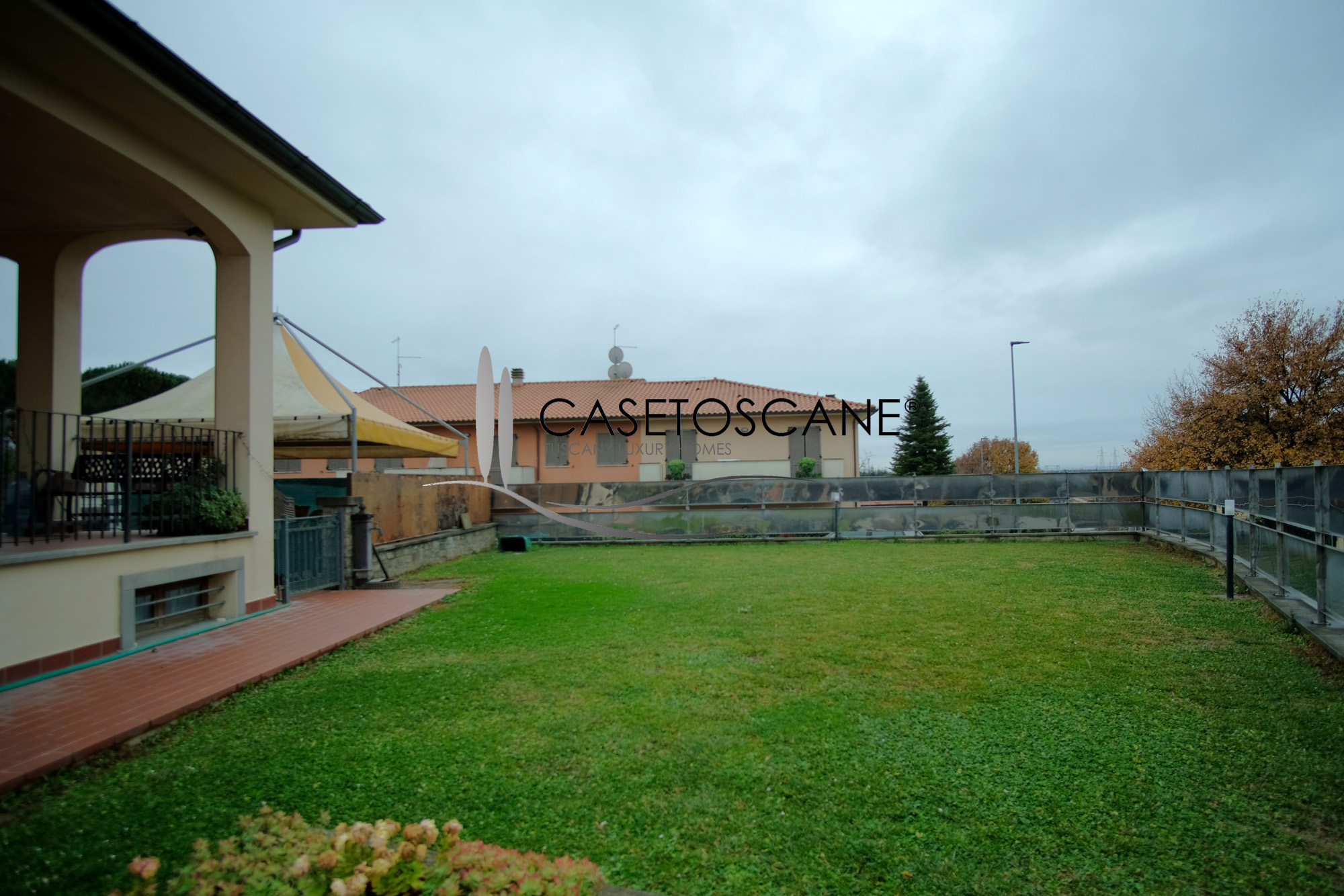 S259 - Villa signorile di recente costruzione di mq.300 con giardino di mq.800 e piscina nella periferia di Arezzo.