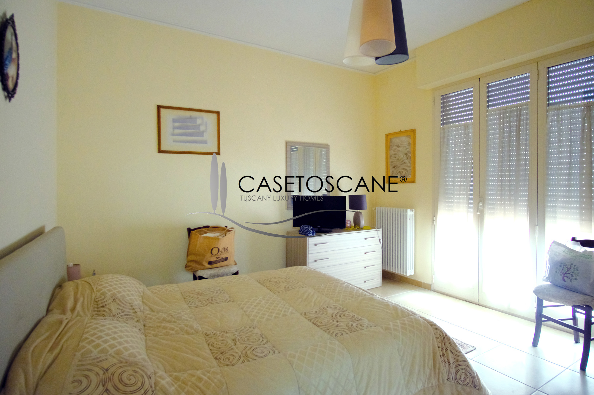 A772 - Appartamento ristrutturato 4 vani, 2°P in piccolo condominio, con terrazza, cantina, garage e giardino di mq.175, pressi stazione di Arezzo.