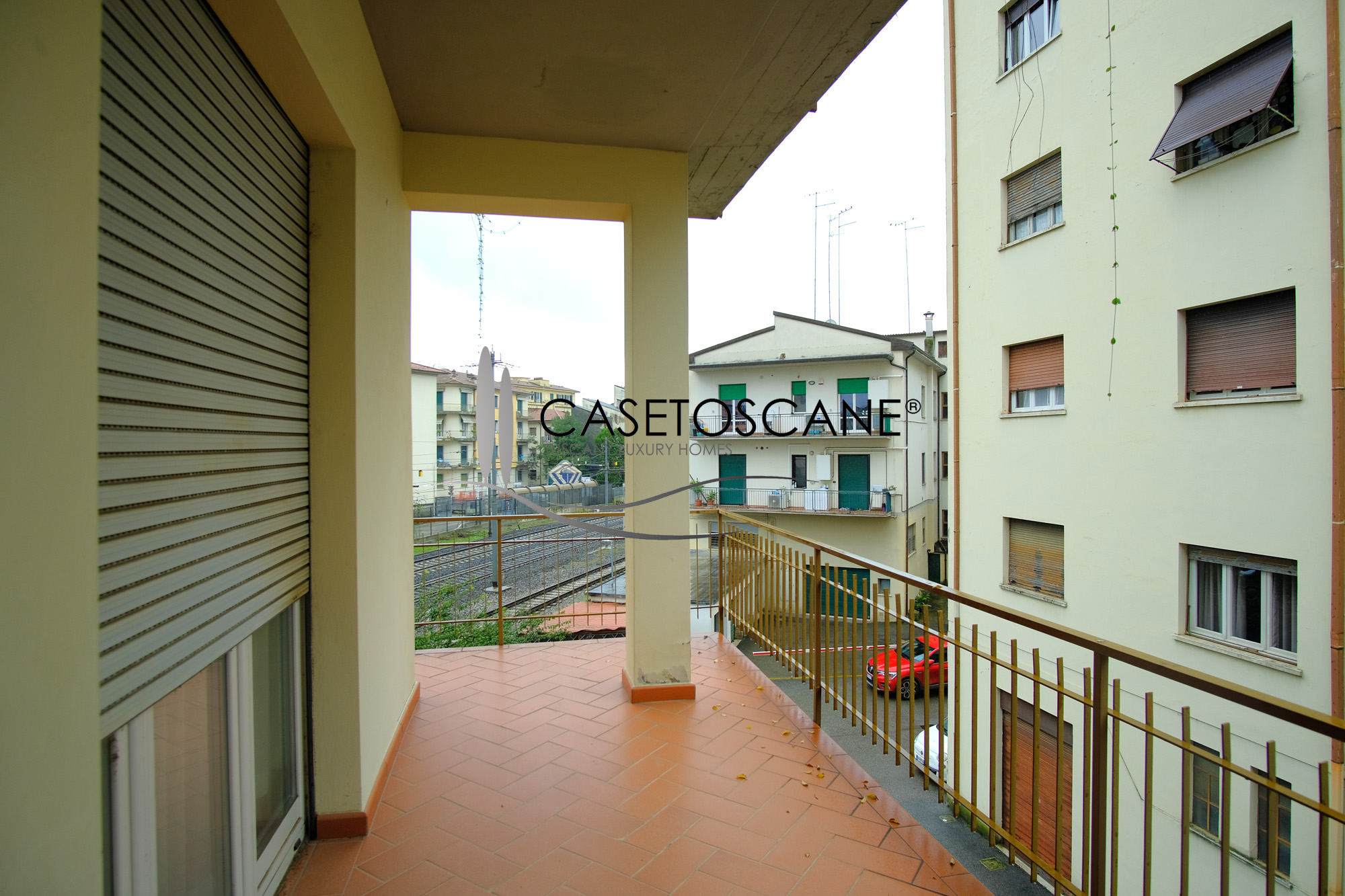 A772 - Appartamento ristrutturato 4 vani, 2°P in piccolo condominio, con terrazza, cantina, garage e giardino di mq.175, pressi stazione di Arezzo.