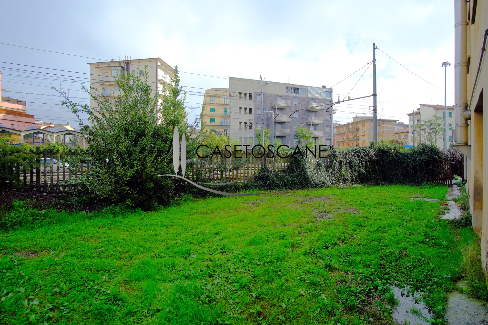 A772 - Appartamento ristrutturato 4 vani, 2°P in piccolo condominio, con terrazza, cantina, garage e giardino di mq.175, pressi stazione di Arezzo.